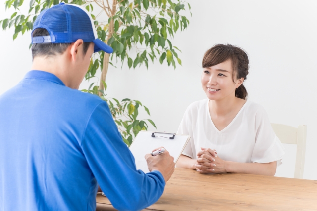 業者と話す女性